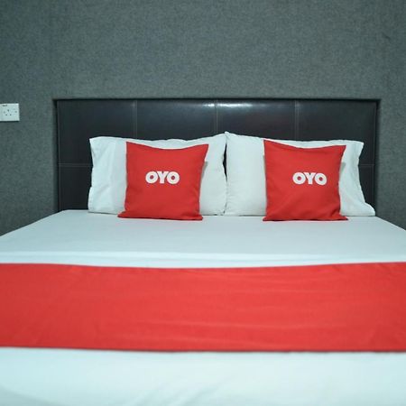 Oyo 89737 Hotel Tishoa Kampong Batu Tiga Exterior photo