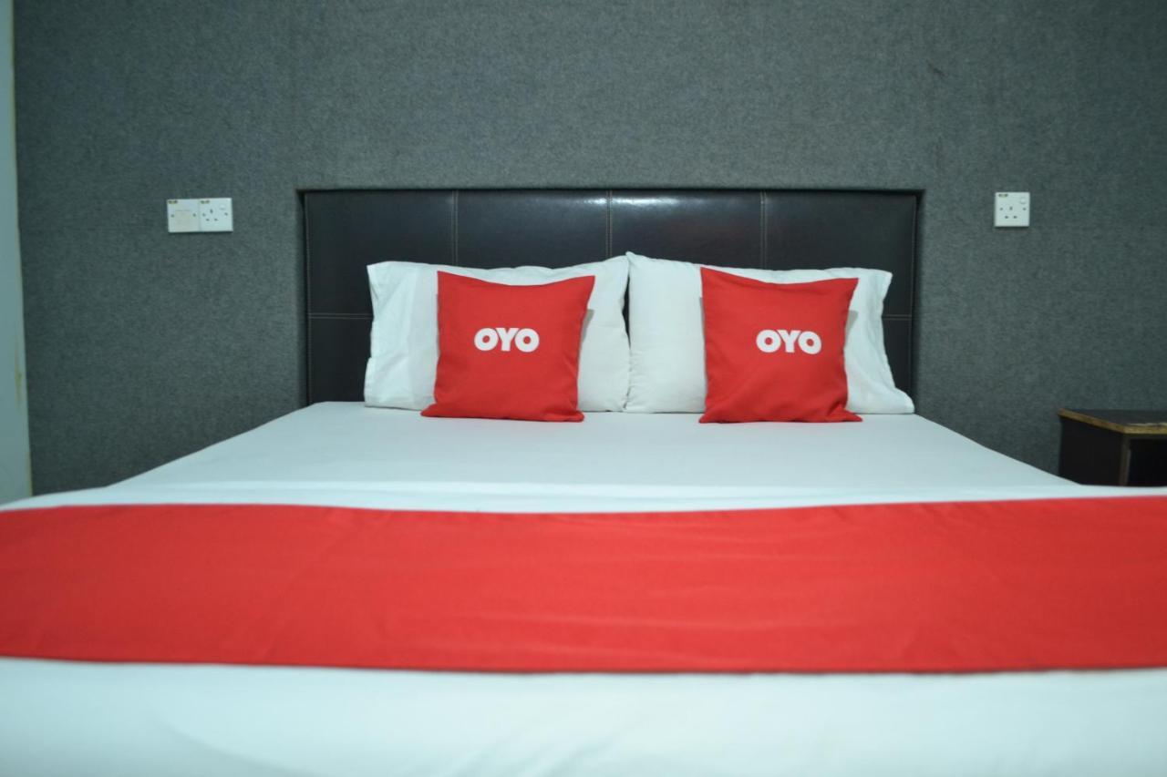 Oyo 89737 Hotel Tishoa Kampong Batu Tiga Exterior photo