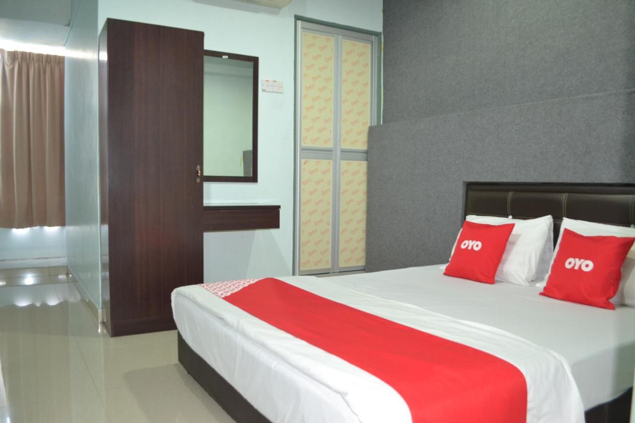 Oyo 89737 Hotel Tishoa Kampong Batu Tiga Exterior photo