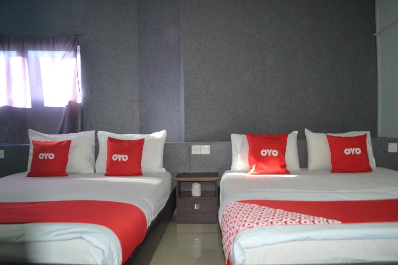 Oyo 89737 Hotel Tishoa Kampong Batu Tiga Exterior photo