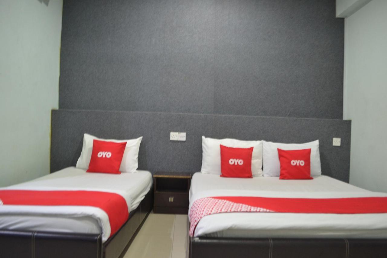 Oyo 89737 Hotel Tishoa Kampong Batu Tiga Exterior photo