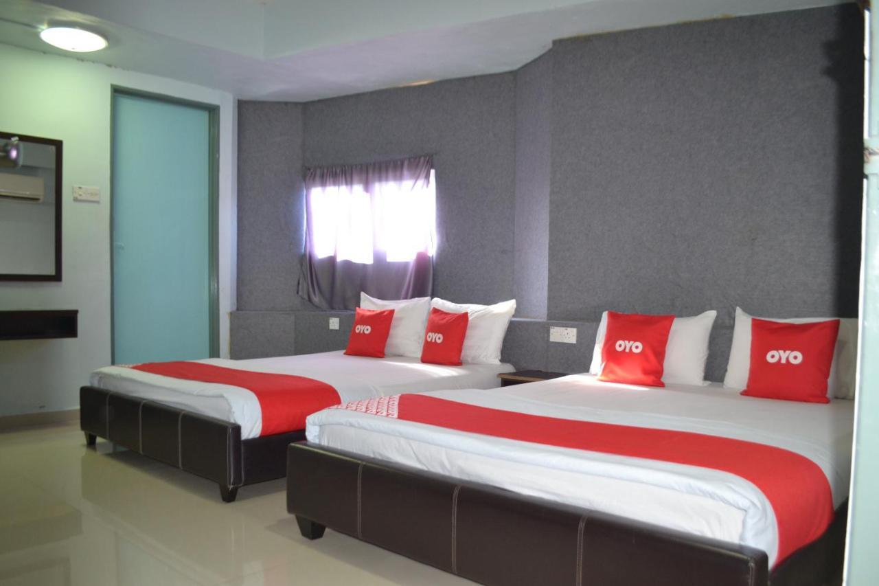 Oyo 89737 Hotel Tishoa Kampong Batu Tiga Exterior photo