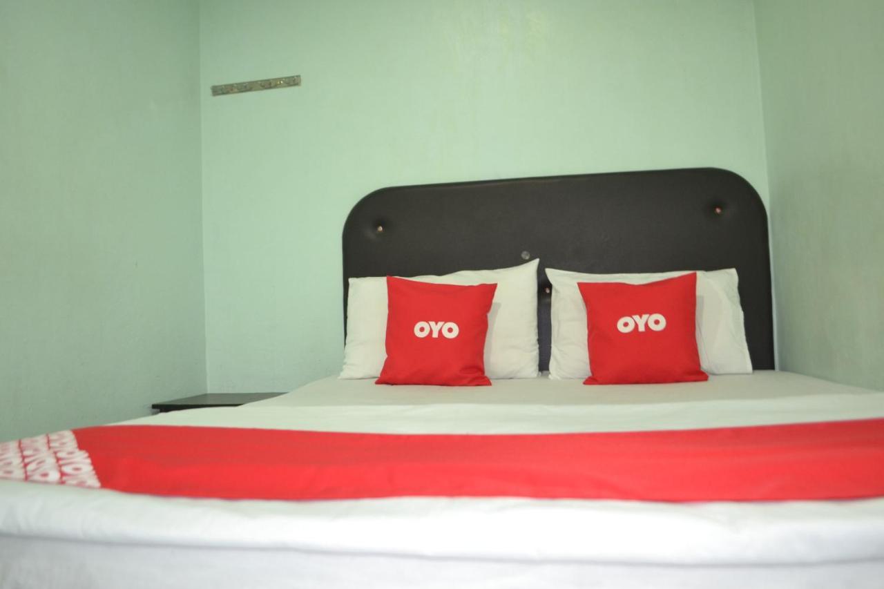 Oyo 89737 Hotel Tishoa Kampong Batu Tiga Exterior photo