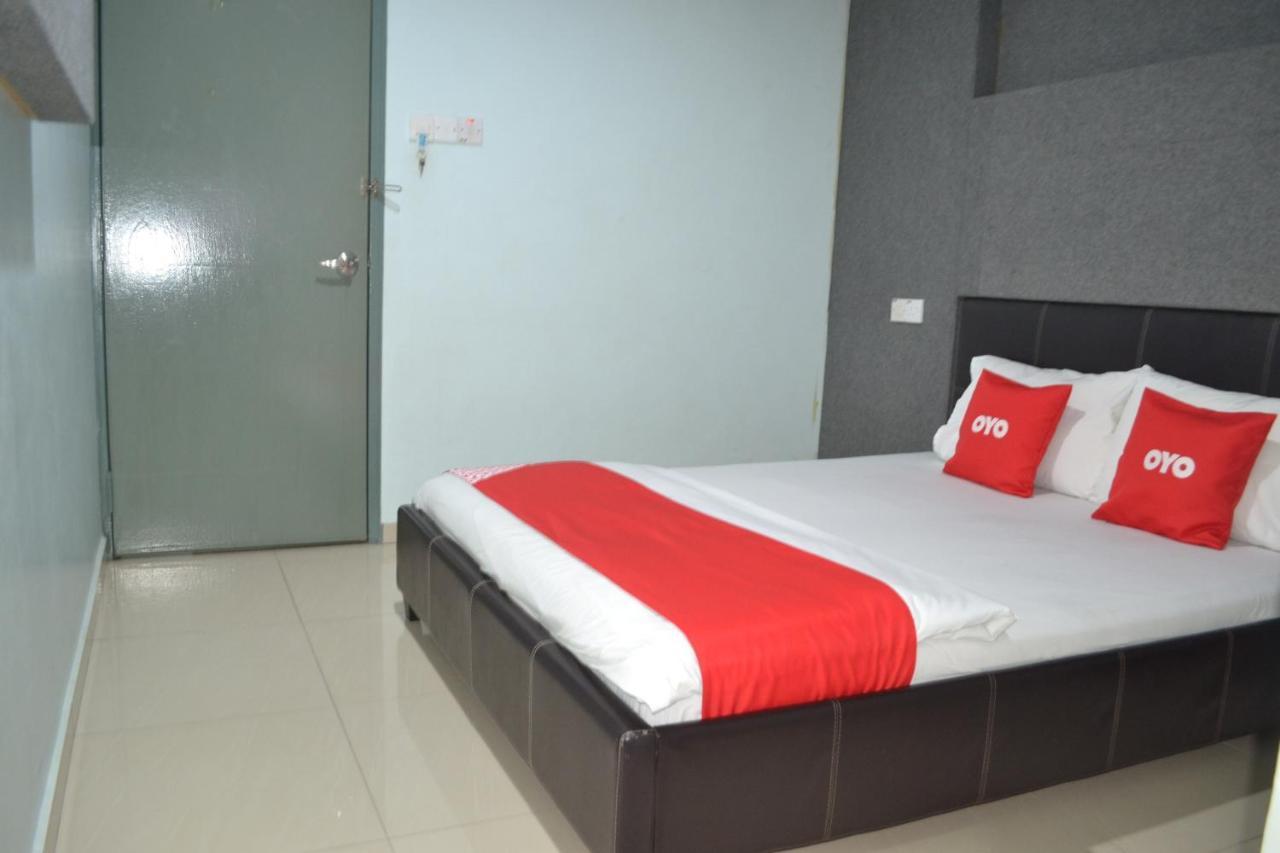 Oyo 89737 Hotel Tishoa Kampong Batu Tiga Exterior photo
