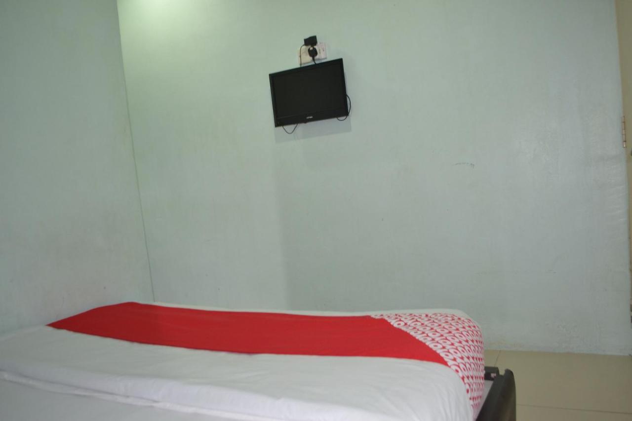 Oyo 89737 Hotel Tishoa Kampong Batu Tiga Exterior photo